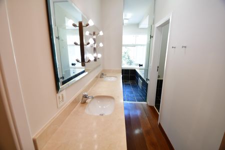 Casa de condomínio à venda com 500m², 4 quartos e 5 vagasBanheiro Suíte