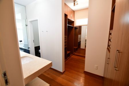 Casa de condomínio à venda com 500m², 4 quartos e 5 vagasBanheiro Suíte