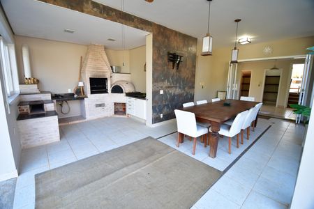 Casa de condomínio à venda com 500m², 4 quartos e 5 vagasVaranda gourmet