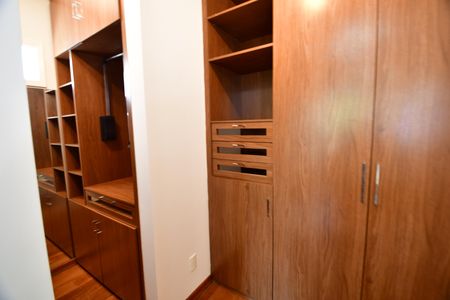Casa de condomínio à venda com 500m², 4 quartos e 5 vagasQuarto 3 - Suíte Closet