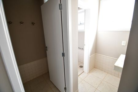 Casa de condomínio à venda com 500m², 4 quartos e 5 vagasBanheiro de serviço