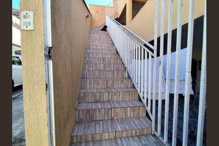 Escada de casa para alugar com 2 quartos, 50m² em Parque Pirajussara, Embu das Artes