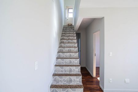 Apartamento para alugar com 136m², 2 quartos e 1 vaga Apartamento para alugar com 136m², 2 quartos e 1 vagaEscada