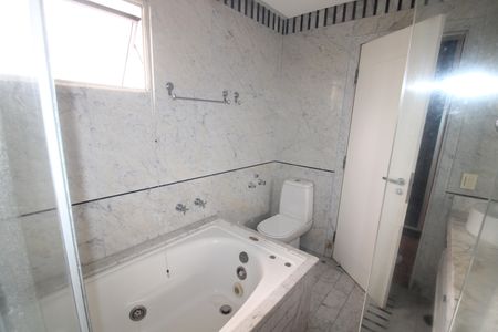 Apartamento à venda com 222m², 4 quartos e 4 vagasBanheiro 3