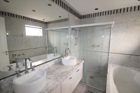 Apartamento à venda com 222m², 4 quartos e 4 vagasBanheiro 3