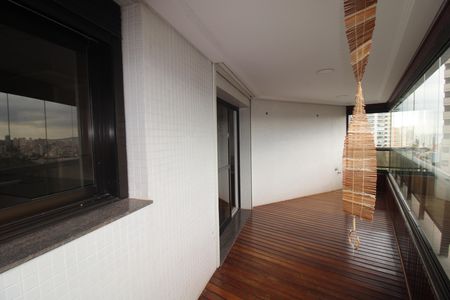 Apartamento à venda com 222m², 4 quartos e 4 vagasVaranda