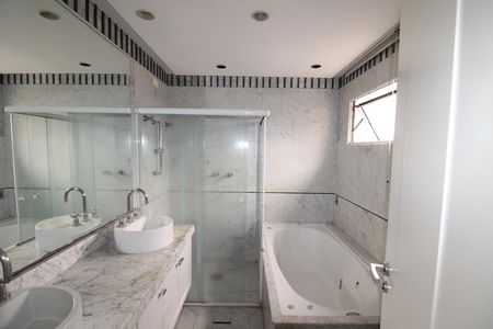 Apartamento à venda com 222m², 4 quartos e 4 vagasBanheiro 3