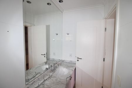 Apartamento à venda com 222m², 4 quartos e 4 vagasBanheiro 1