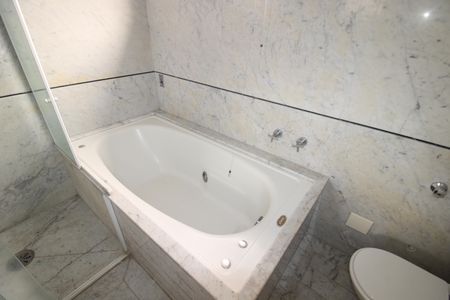 Apartamento à venda com 222m², 4 quartos e 4 vagasBanheiro 3