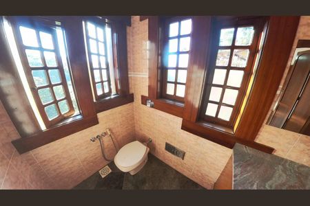 Banheiro do Quarto 2 de casa para alugar com 5 quartos, 600m² em Nogueira, Petrópolis