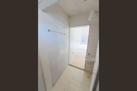 Banheiro de kitnet/studio para alugar com 1 quarto, 49m² em Piracangaguá, Taubaté