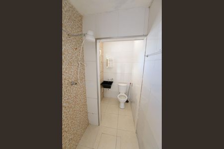 Banheiro de kitnet/studio para alugar com 1 quarto, 49m² em Piracangaguá, Taubaté
