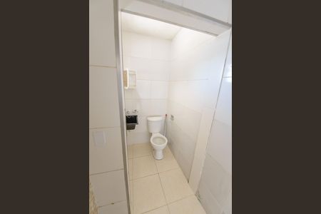 Banheiro de kitnet/studio para alugar com 1 quarto, 49m² em Piracangaguá, Taubaté
