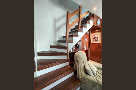 Apartamento à venda com 90m², 3 quartos e 2 vagasEscada