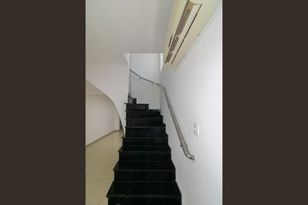 Escada de casa para alugar com 3 quartos, 126m² em Indianópolis, São Paulo