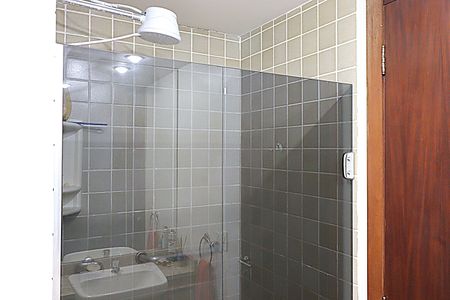 Banheiro de apartamento para alugar com 3 quartos, 55m² em Jardim Carvalho, Porto Alegre