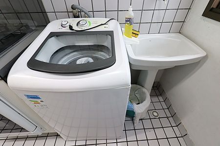 Área da serviço de apartamento para alugar com 3 quartos, 55m² em Jardim Carvalho, Porto Alegre