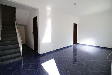 Sala de casa de condomínio para alugar com 2 quartos, 85m² em Taquara, Rio de Janeiro
