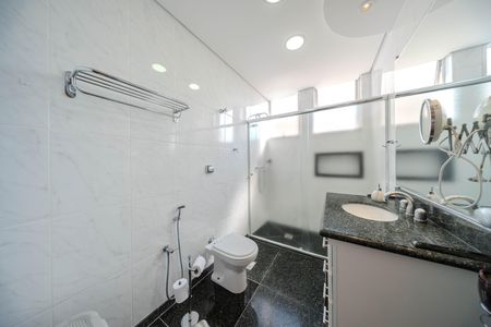 Apartamento à venda com 172m², 3 quartos e 1 vaga Apartamento à venda com 172m², 3 quartos e 1 vagaBanheiro da Suíte 1
