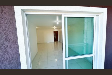 Vista da sala desde a varanda  de apartamento para alugar com 3 quartos, 124m² em Costa azul, Rio das Ostras