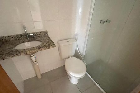 Banheiro de apartamento para alugar com 2 quartos, 68m² em Parque Duque, Duque de Caxias