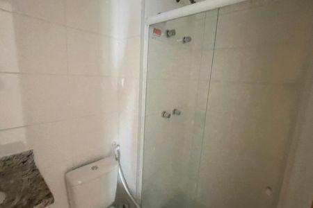 Banheiro de apartamento para alugar com 2 quartos, 68m² em Parque Duque, Duque de Caxias