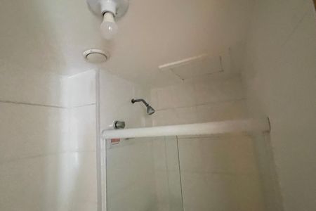 Banheiro de apartamento para alugar com 2 quartos, 68m² em Parque Duque, Duque de Caxias