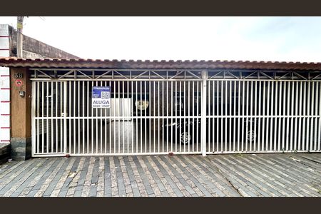 Placa instalada na fachada do imóvel de casa para alugar com 3 quartos, 170m² em Jardim Santa Mena, Guarulhos