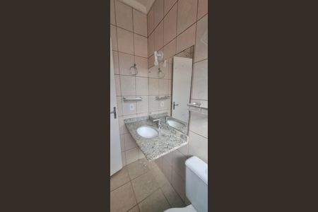 Banheiro social de casa de condomínio para alugar com 3 quartos, 160m² em Residencial Jequitibá, Ribeirão Preto