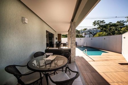 Varanda de casa à venda com 4 quartos, 230m² em Camboinhas, Niterói