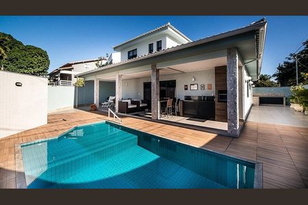 Piscina de casa à venda com 4 quartos, 230m² em Camboinhas, Niterói