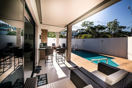 Casa para alugar com 230m², 4 quartos e 3 vagas Casa para alugar com 230m², 4 quartos e 3 vagasPiscina