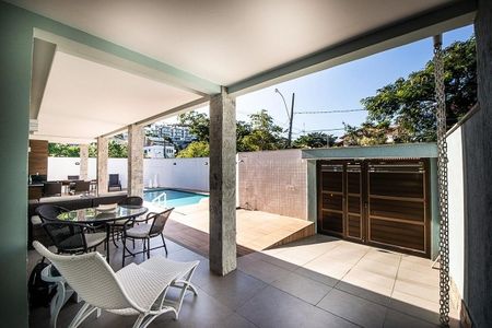 Casa para alugar com 230m², 4 quartos e 3 vagas Casa para alugar com 230m², 4 quartos e 3 vagasPiscina
