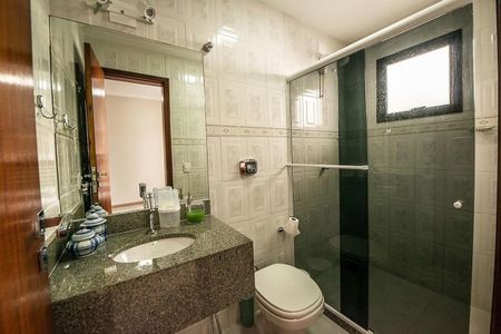Banheiro de casa à venda com 4 quartos, 230m² em Camboinhas, Niterói