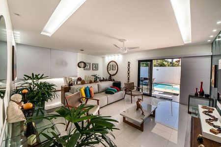 Sala de casa à venda com 4 quartos, 230m² em Camboinhas, Niterói