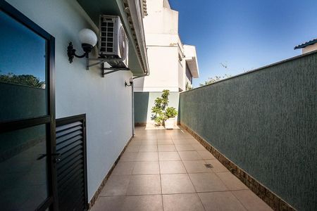 Corredor de casa à venda com 4 quartos, 230m² em Camboinhas, Niterói