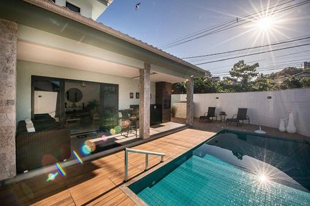 Piscina de casa à venda com 4 quartos, 230m² em Camboinhas, Niterói