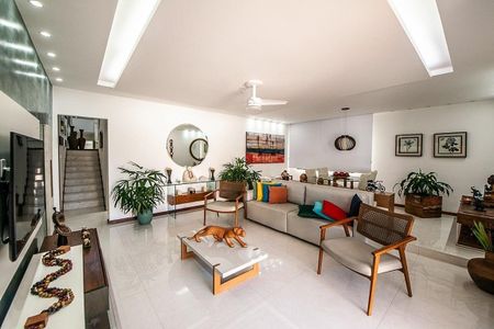 Casa à venda com 4 quartos, 230m² em Camboinhas, Niterói