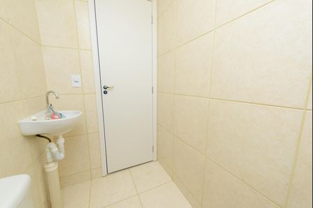 Banheiro de apartamento para alugar com 2 quartos, 45m² em Bairro da Glória, Contagem