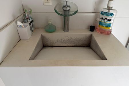 Banheiro de casa de condomínio para alugar com 3 quartos, 110m² em Macuco, Santos