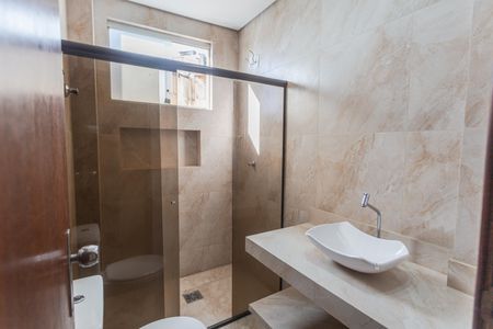 Banheiro Social de kitnet/studio para alugar com 1 quarto, 50m² em Santa Tereza, Belo Horizonte