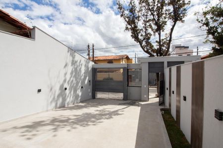 Garagem de casa à venda com 4 quartos, 180m² em Planalto, Belo Horizonte