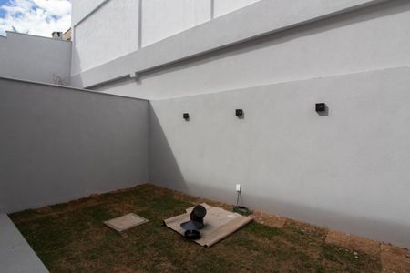 Quintal de casa à venda com 4 quartos, 180m² em Planalto, Belo Horizonte