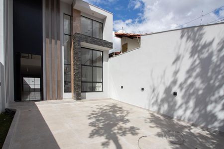 Garagem de casa à venda com 4 quartos, 180m² em Planalto, Belo Horizonte