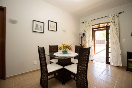 Casa de condomínio à venda com 303m², 2 quartos e 4 vagasSala
