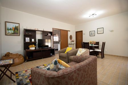 Casa de condomínio à venda com 303m², 2 quartos e 4 vagasSala