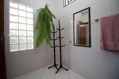 Casa de condomínio à venda com 303m², 2 quartos e 4 vagasBanheiro da Suíte 1