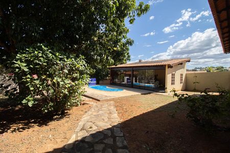 Casa de condomínio à venda com 303m², 2 quartos e 4 vagasQuintal