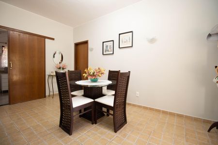 Casa de condomínio à venda com 303m², 2 quartos e 4 vagasSala