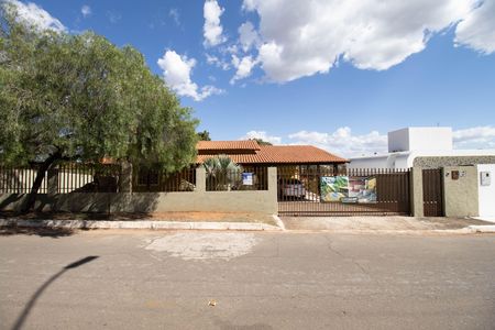 Casa de condomínio à venda com 303m², 2 quartos e 4 vagasFachada